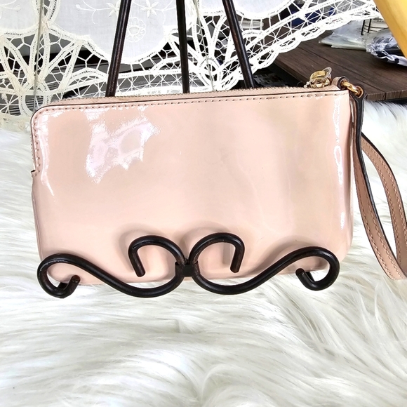 🆑️ MICHAEL Michael Kors Pale Pink Wristlet Golden Metal Hardware Patent Leather - Picture 6 of 17